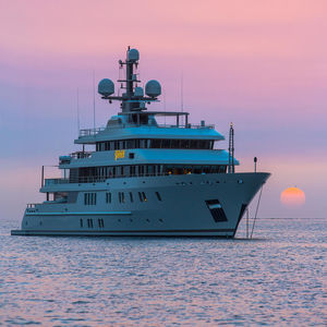 Luxus-Megayacht / für Kreuzfahrten
