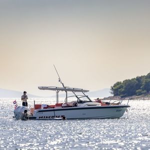 Außenborder-Konsolenboot 1