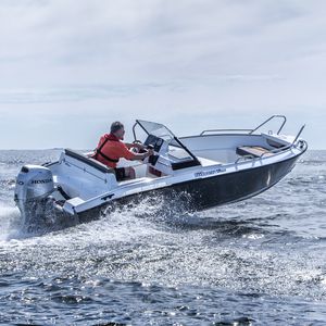 Außenborder-Konsolenboot