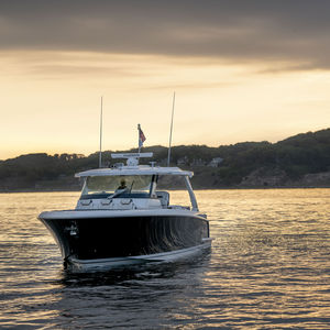 Express Cruiser / Außenbord / Diesel / dreimotorig / Hard-top