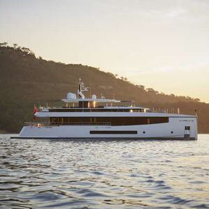 Fahrten-Superyacht / mit Ruderhaus / 5 Kabinen / senkrechter Bug