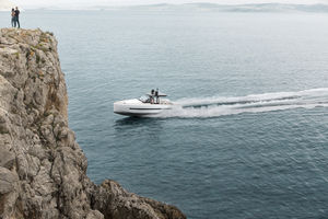 Express Cruiser / Innenborder / zweimotorig / Open / Mittelkonsole