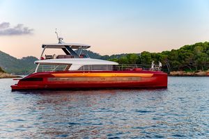 Katamaran-Motoryacht 1
