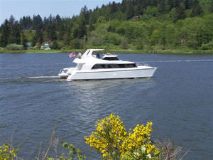 Katamaran-Motoryacht 1