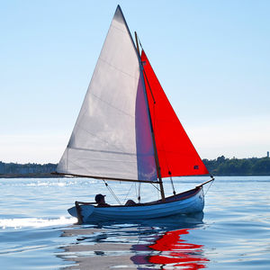 traditionelles offenes- Segel und Ruderboot