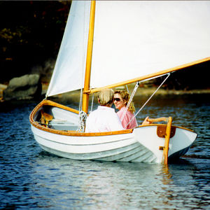 traditionelles offenes- Segel und Ruderboot
