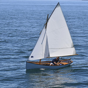 traditionelles offenes- Segel und Ruderboot