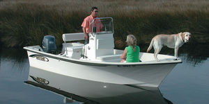 Bay-Boat / Außenbord / Mittelkonsole / Sportfischer / Skiff