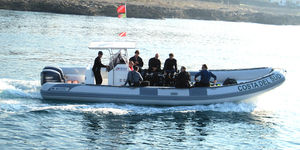 Außenbord-Schlauchboot / zweimotorig / Festrumpf / Mittelkonsole
