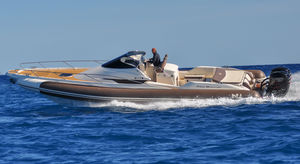Außenbord-Schlauchboot / zweimotorig / Festrumpf / Mittelkonsole