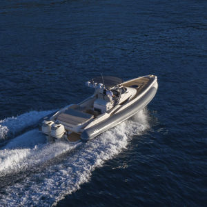 Außenbord-Schlauchboot / zweimotorig / Festrumpf / Mittelkonsole