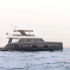 Motor-Katamarane Motoryacht