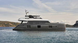 Katamaran-Motoryacht