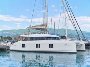 Motor-Katamarane Motoryacht