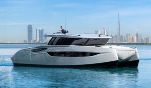 Katamaran-Motoryacht 1