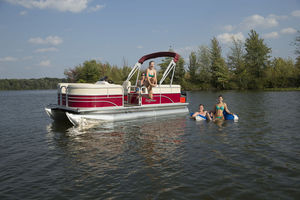 Außenborder-Pontonboot