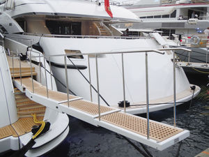 Gangway für Yachten / Teleskop / versenkbar / schwenkbar