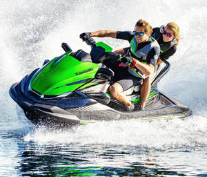 sitzender Jet-Ski