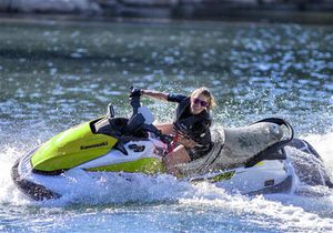 sitzender Jet-Ski