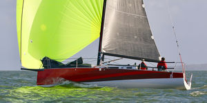 Einrümpfer / Regatta Kielboot / mit offenem Heck / Bugspriet