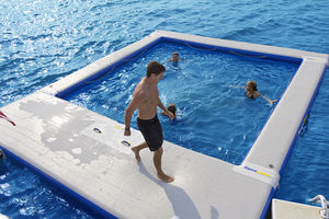 Schwimmbecken mit Auftrieb