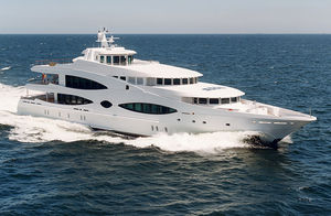 Fahrten-Megayacht / mit Ruderhaus / Flybridge / Stahl