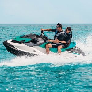 sitzender Jet-Ski