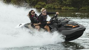 sitzender Jet-Ski