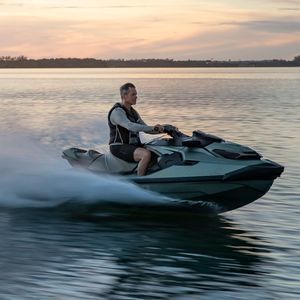 sitzender Jet-Ski