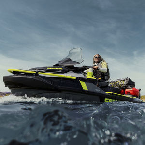 sitzender Jet-Ski