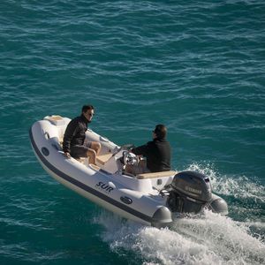 Außenbord-Schlauchboot / Festrumpf / Seitenkonsole / Sonnendeck