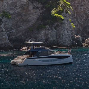 Motor-Katamarane Motoryacht 1