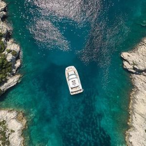 Katamaran-Motoryacht 1