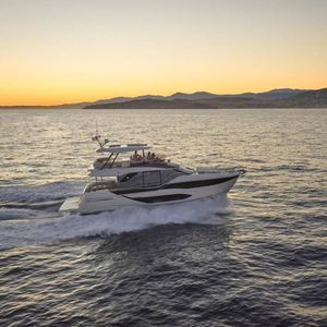 Flybridge-Motoryacht 1