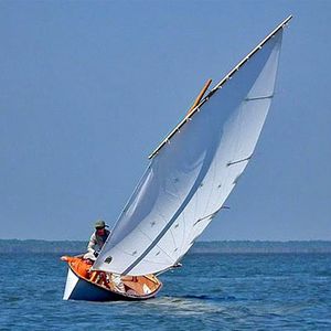 taditionelles offenes- Segel und Ruderboot