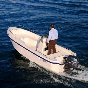Außenborder-Konsolenboot 1