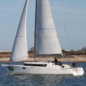 Fahrtensegelboot / mit geschlossenem Cockpit / 2 oder 3 Kabinen / einziehbarer Kiel