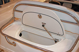 Köderbehälter für Sportfischerboot 1