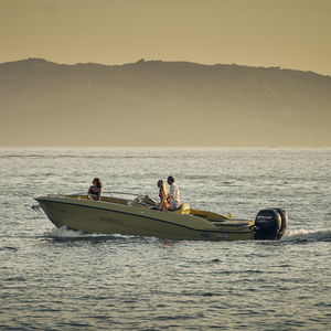 Außenborder-Konsolenboot