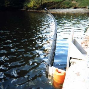 Sperre zur Schadstoffbekämpfung