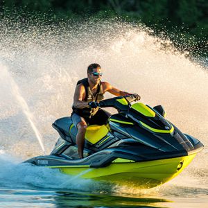 sitzender Jet-Ski