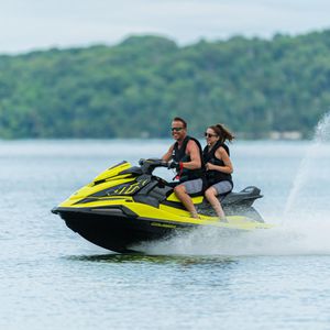 sitzender Jet-Ski