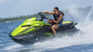 sitzender Jet-Ski