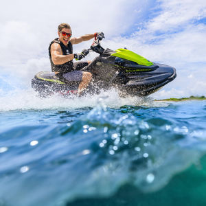 sitzender Jet-Ski