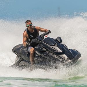 sitzender Jet-Ski