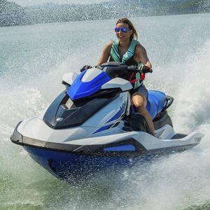 sitzender Jet-Ski