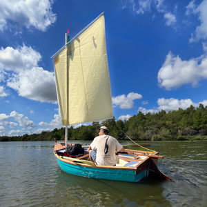 traditionelles offenes- Segel und Ruderboot