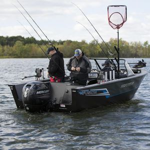 Bay-Boat / Außenbord / Doppelkonsole / Sportfischer