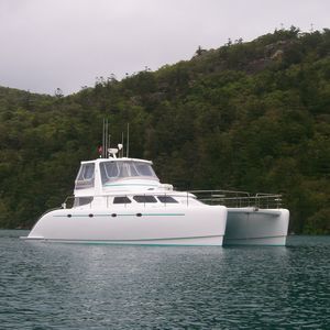 Motor-Katamarane Motoryacht