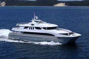 Katamaran-Motoryacht